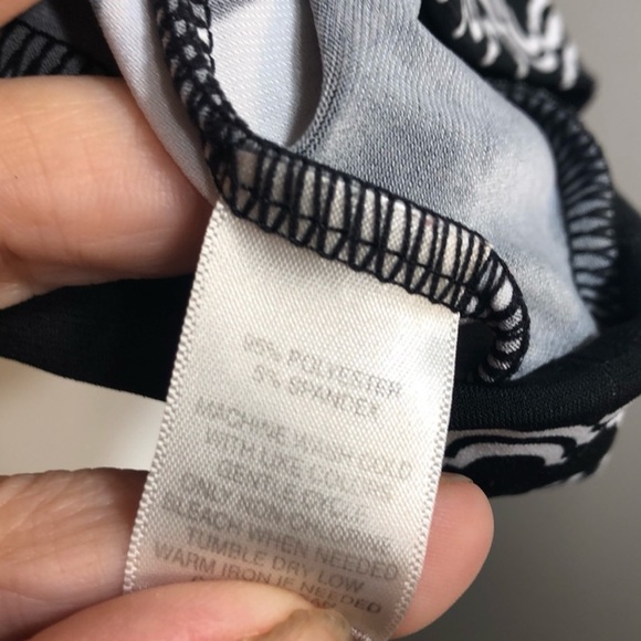 White House Black Market Signature Knits Black And White Printed Shift Dress. - Picture 9 of 9